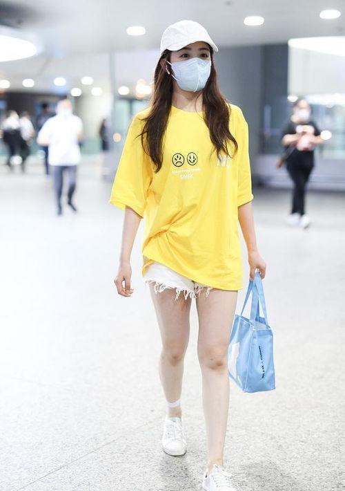 短裤帆布鞋丝袜女生,短裤帆布鞋丝袜，展现女生的独特魅力