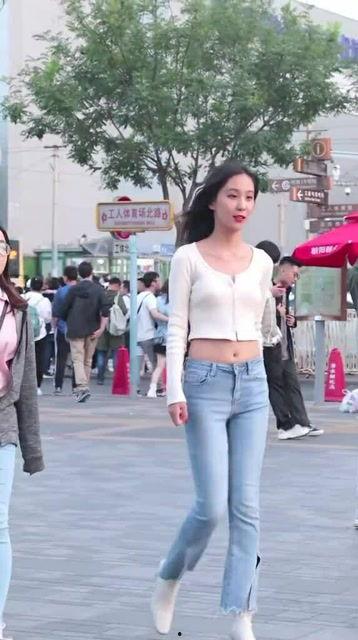 漏肚装av,漏肚装AV的流行趋势与魅力解析